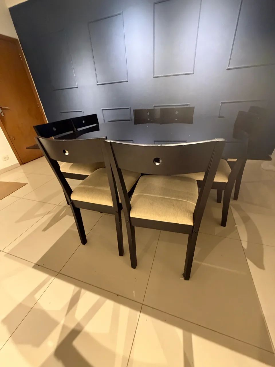 Mesa de tampo de vidro com 8 cadeiras  - Foto 2