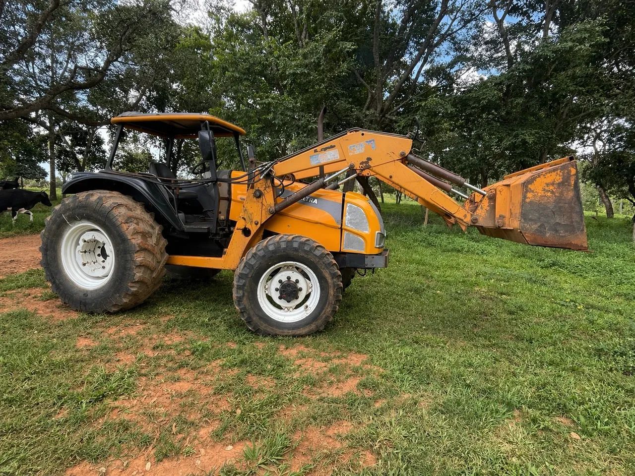 Trator valtra Bm