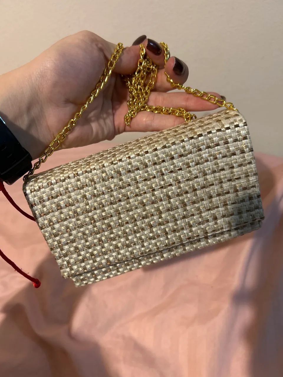 Bolsa Clutch de Palha com Detalhes Dourados e Alça Dourada - Foto 6