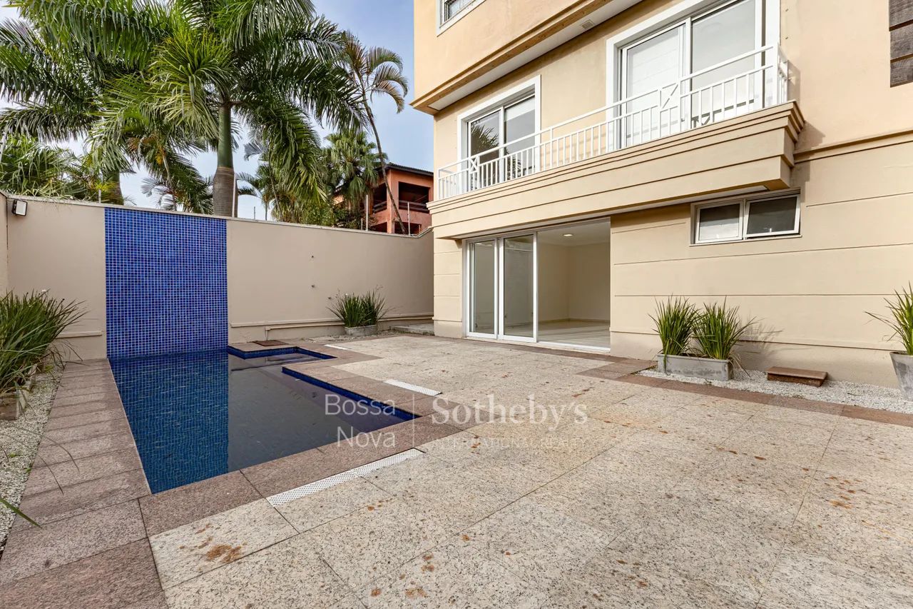 Casa reformada em condomínio com piscina privativa. - Foto 4