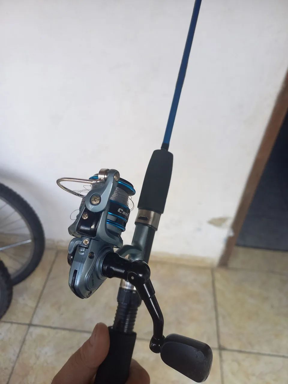 Vara de pesca com molinete quase nova  - Foto 4