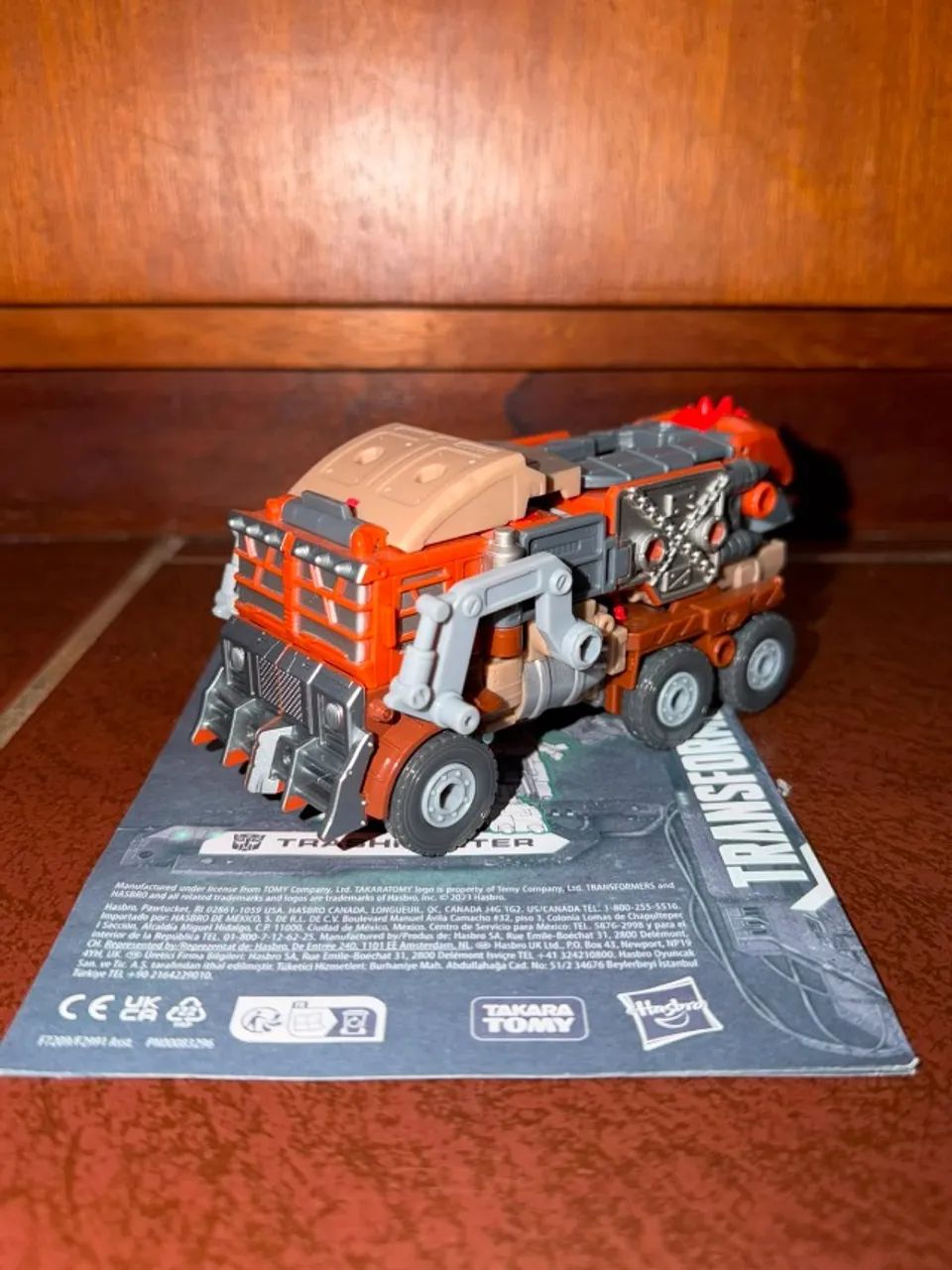 Transformers Legacy Evolution Class: Voyager Trashmaster