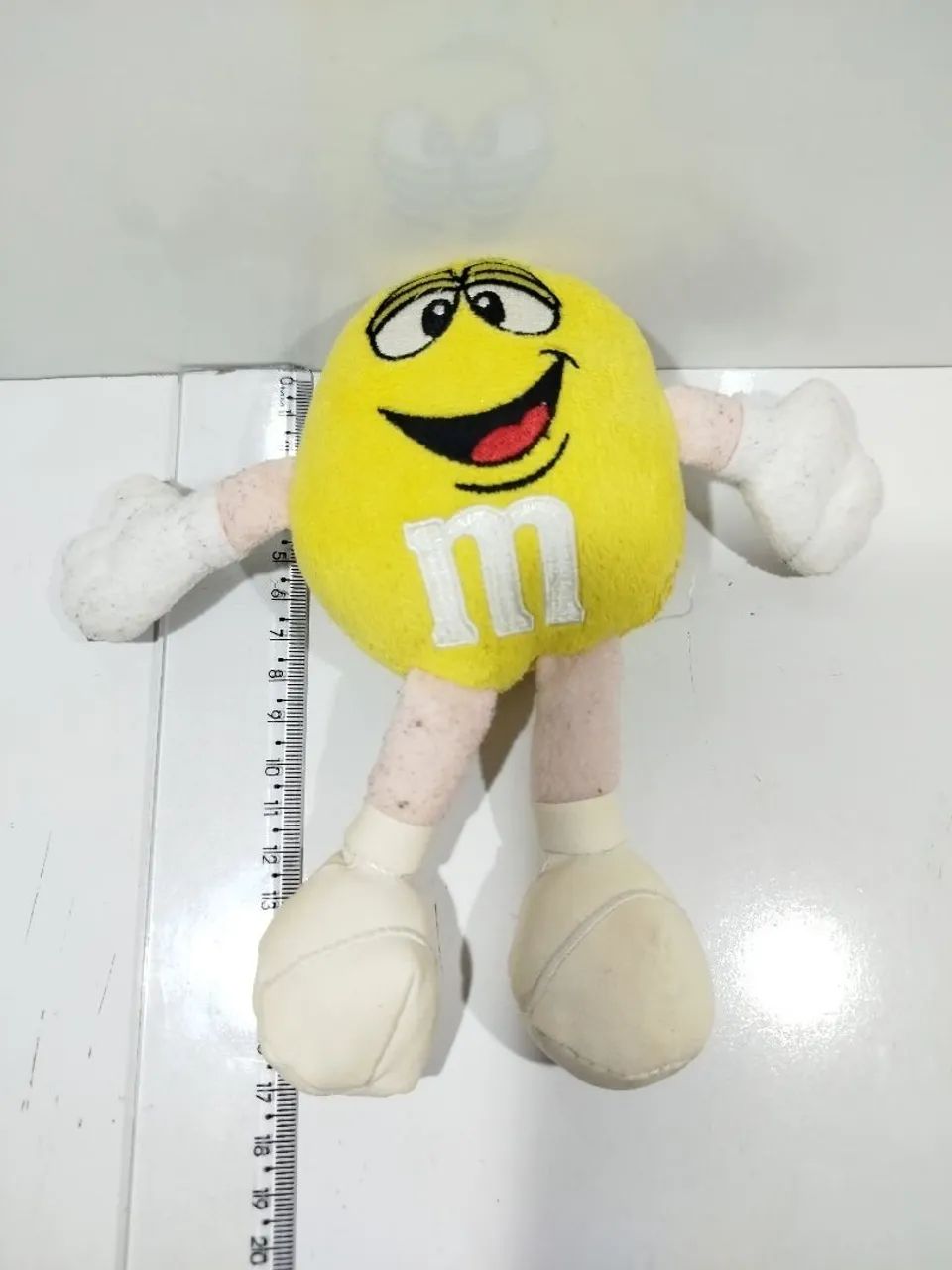 boneco de pelúcia do M&M amarelo. - Foto 2
