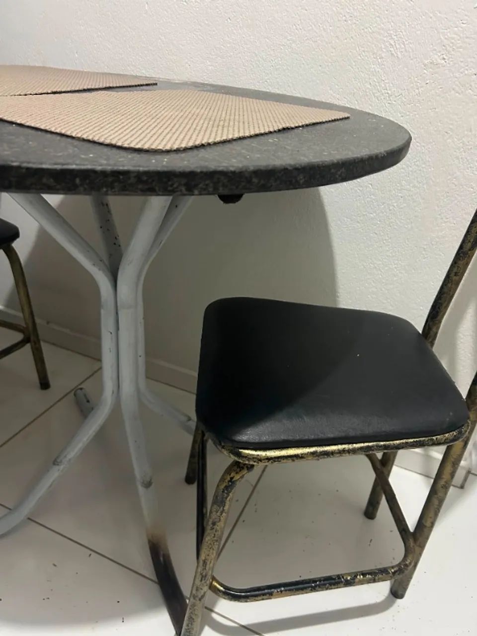 Mesa de mármore redonda com 4 cadeiras