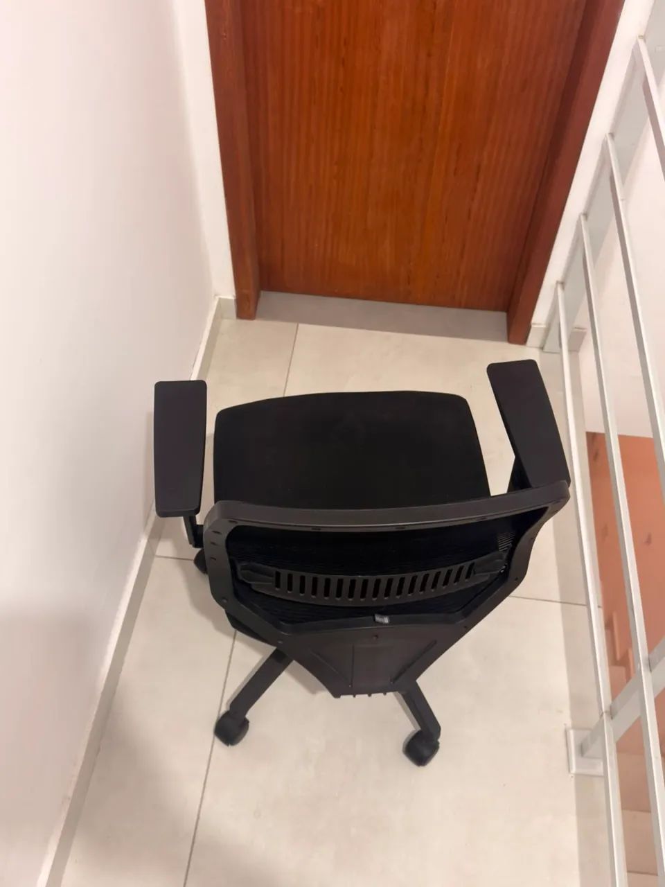 Cadeira giratória Marelli com braços e rodinhas - excelente estado - Foto 5