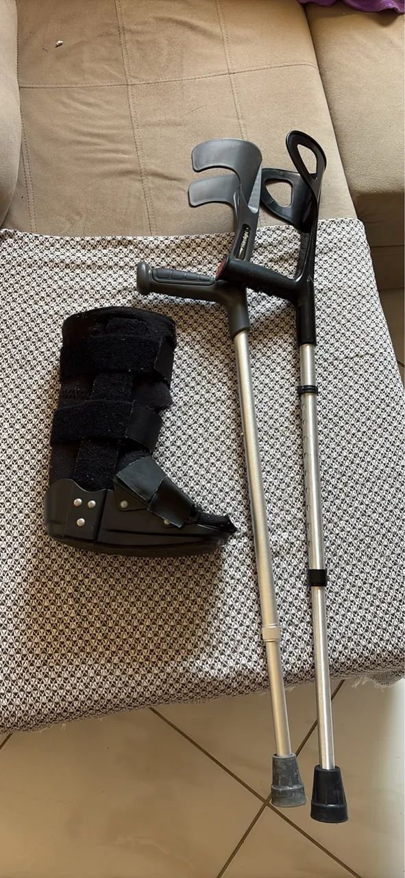 Muletas mais bota ortopédica