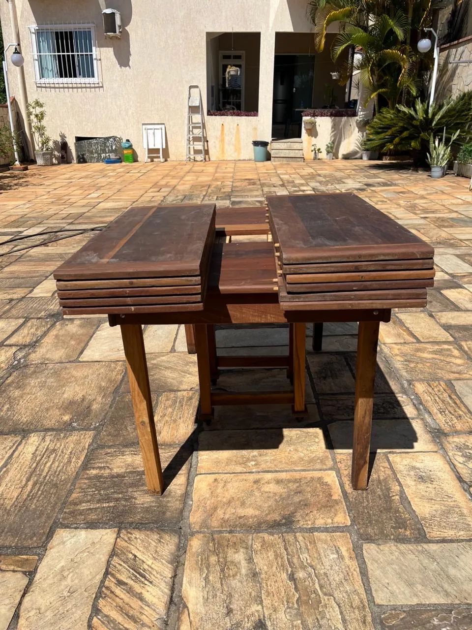 Mesa extensível com rodízios e tábuas de extensão em madeira de lei - Foto 3