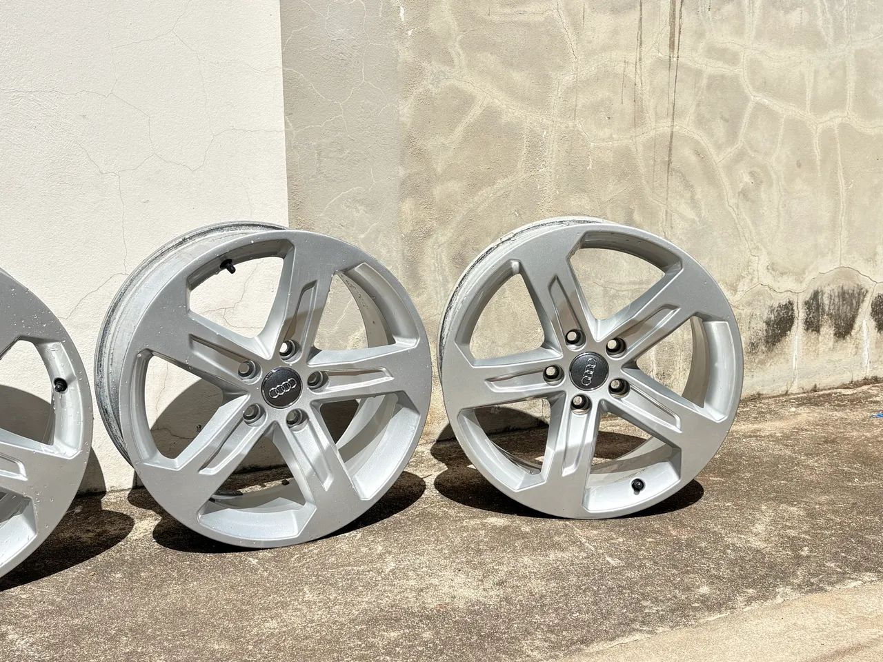 Vende-se Rodas Aro 17 AUD A3 ORIGINAIS - Foto 3