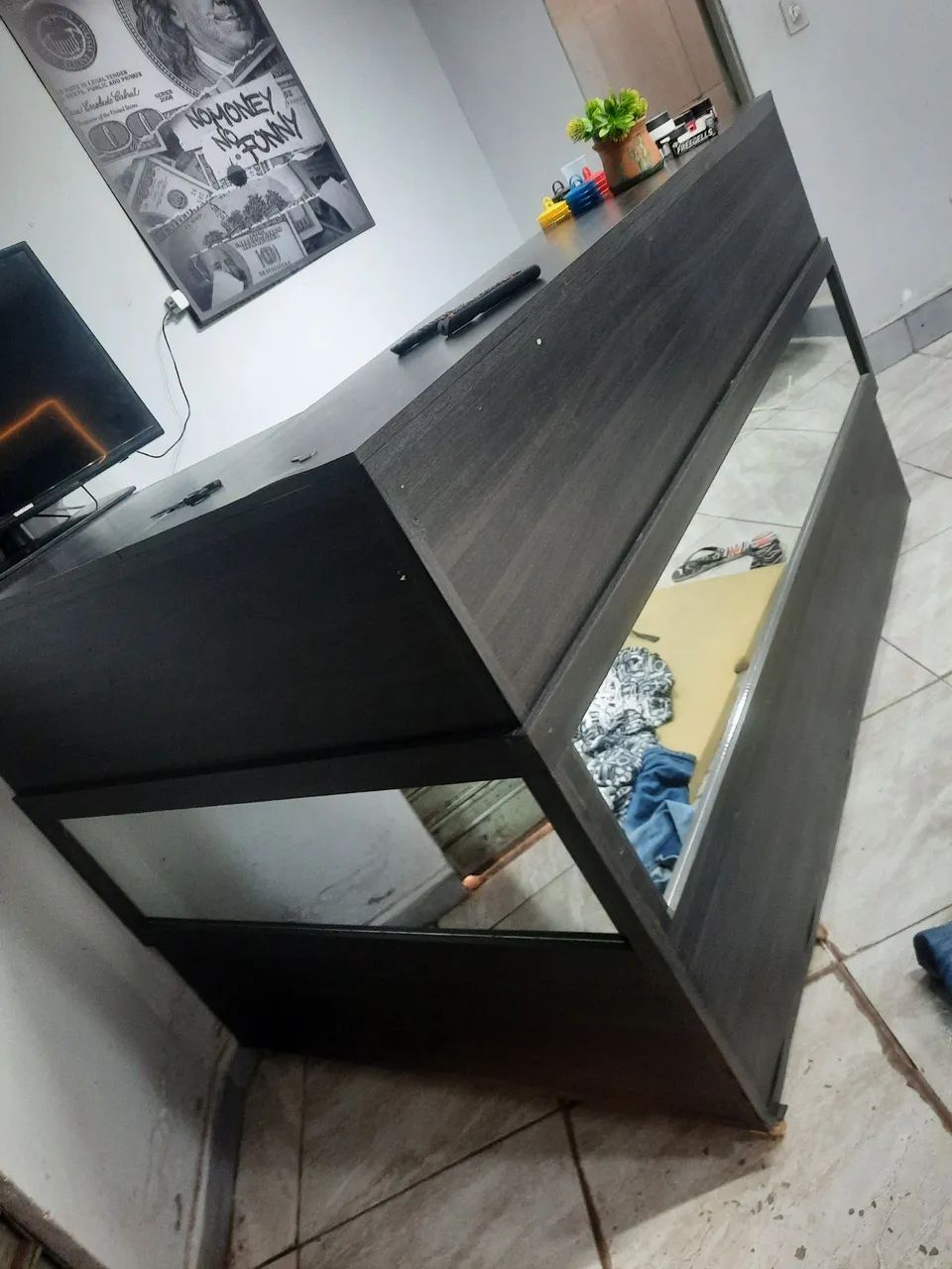 Balcão em L com armario e gavetas em mdf com rodas e espelhado  - Foto 5