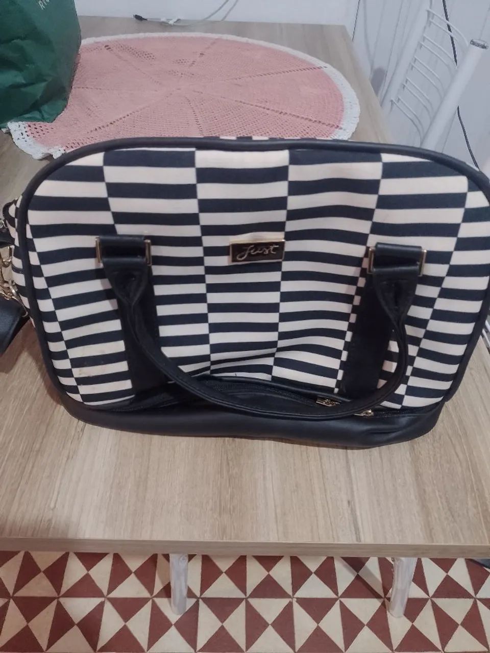 bolsa  preta  da marca Just Baby. 