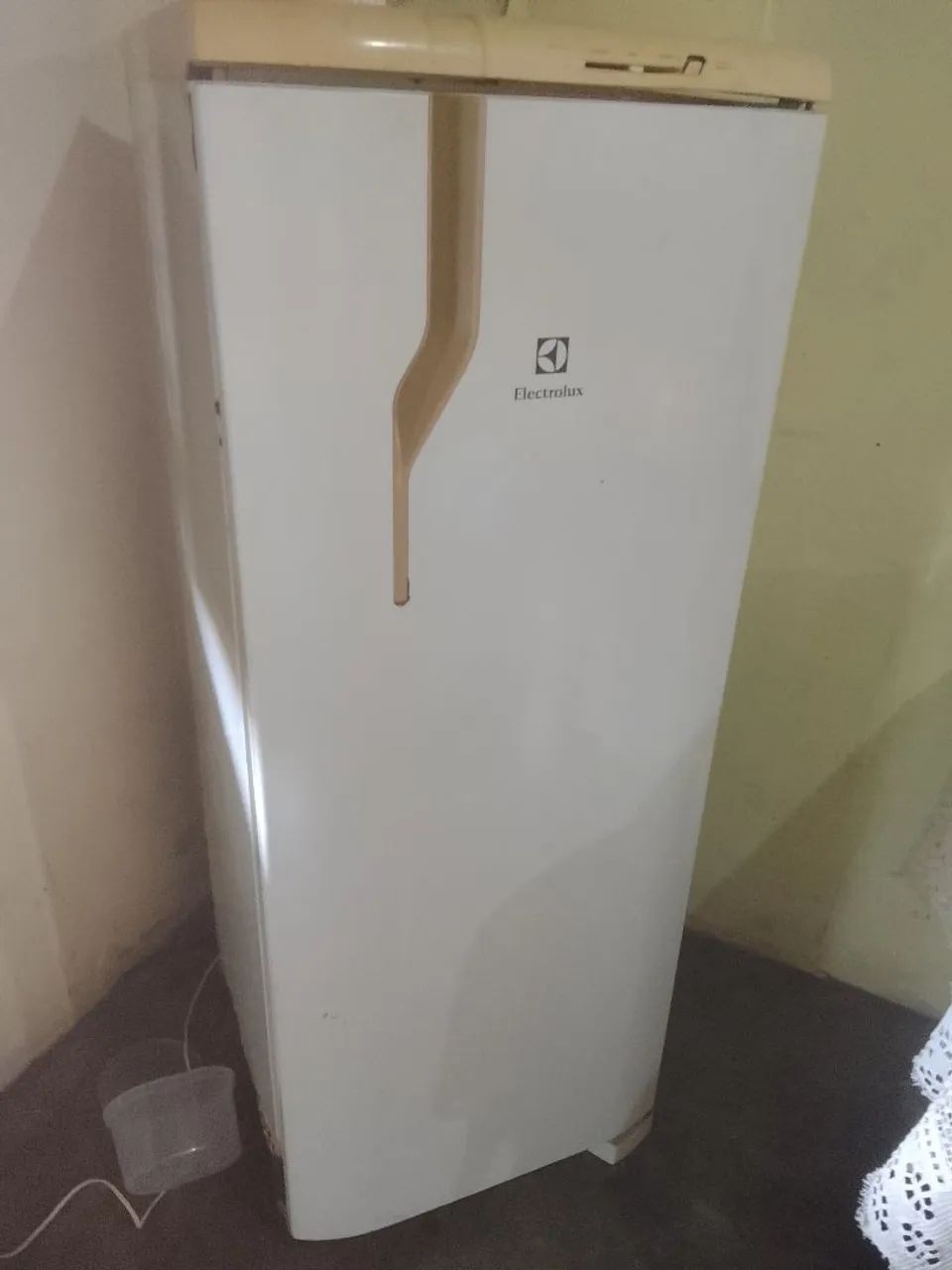 Vendo-se uma geladeira Eletrolux 