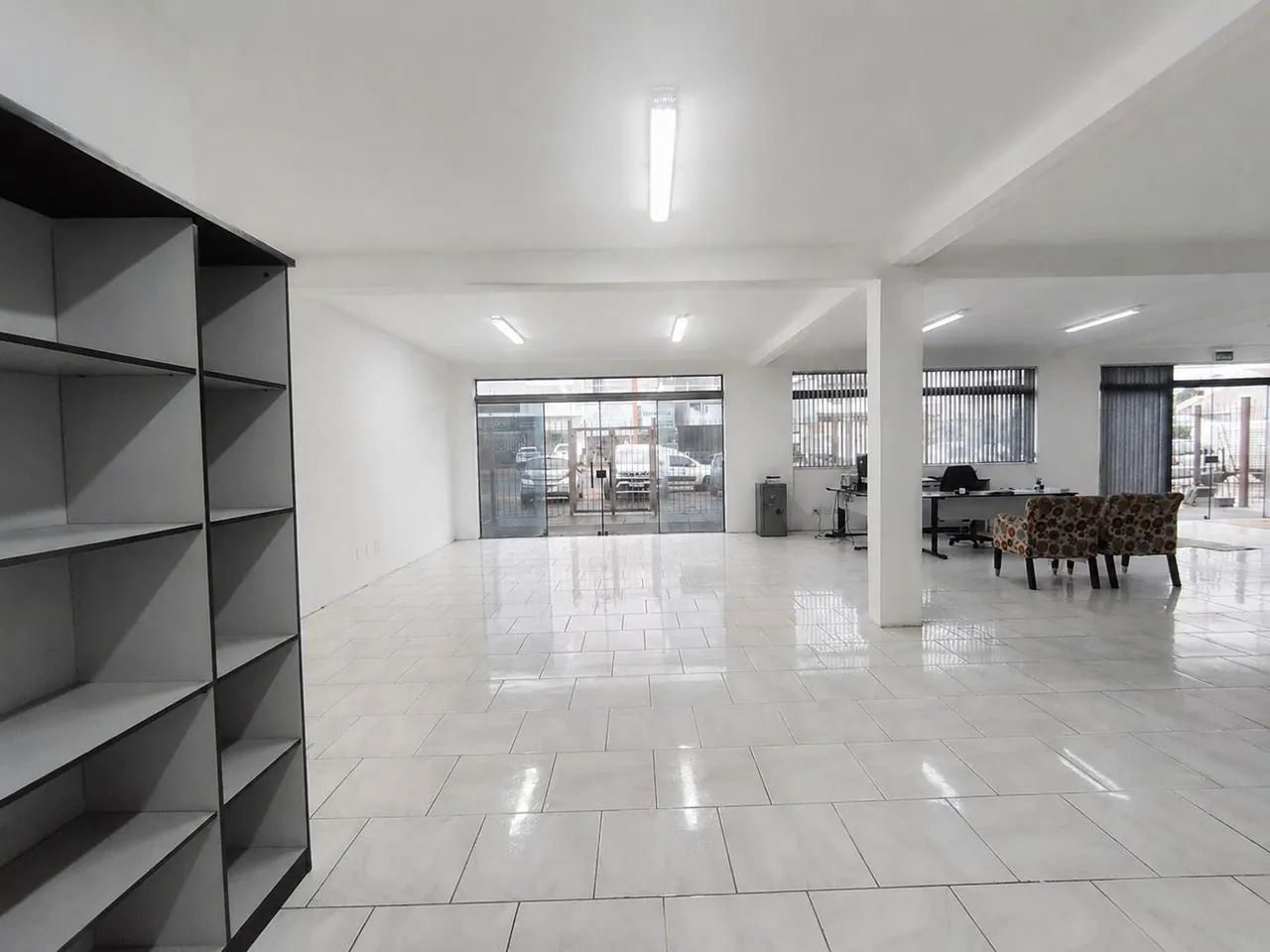 Prédio Comercial com 600m², Escritórios, Pavilhão e Ampla Área Externa - Foto 4