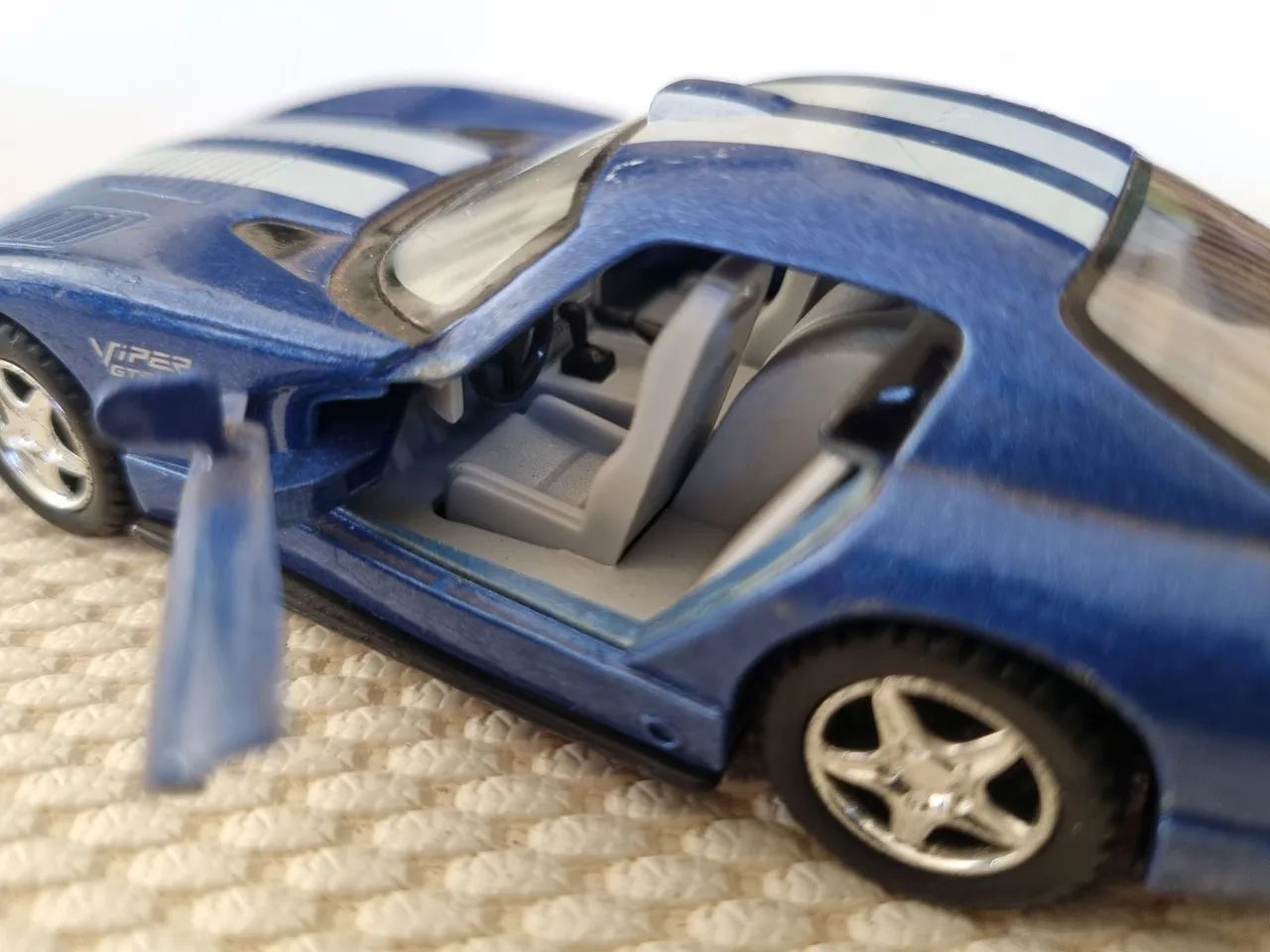 Miniatura Dodge Viper GTS-R - Kinsmart Escala 1:36 - Foto 3