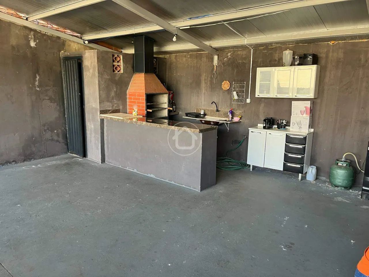 CASA COM TERRENO E EDÍCULA - Foto 2