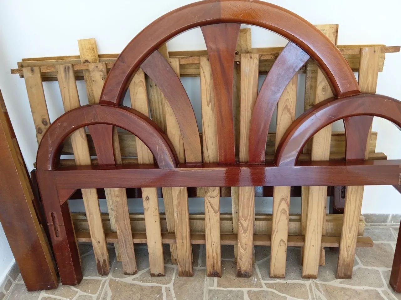 Cama de casal de madeireira maciça 