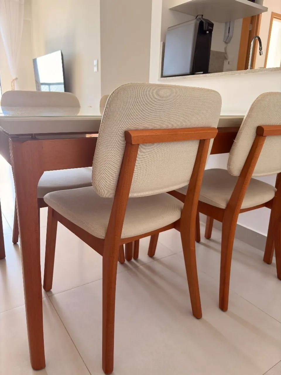 Mesa de madeira com tampo de vidro e 4 cadeiras de linho - Foto 5