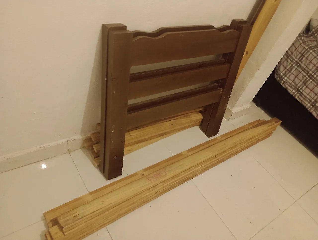 1 cama de solteiro de madeira maciça desmontada - Foto 3