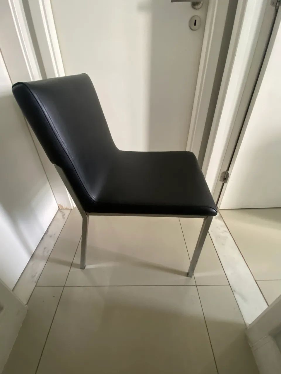 02 Cadeiras em couro black e aço inox  - Foto 2