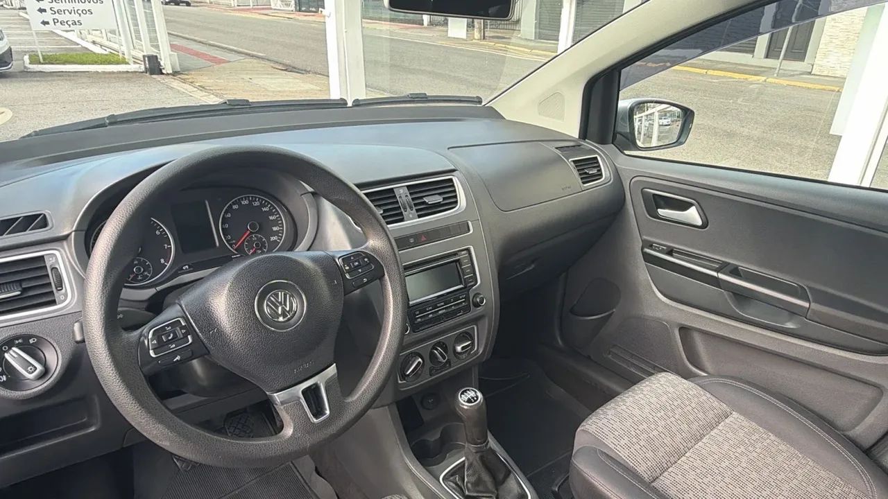 Volkswagen Fox 1.0 MI Total Flex 8V 5P 2014 - Foto 5