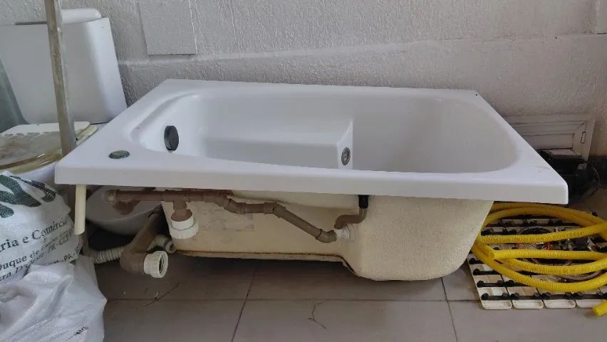 Banheira de Hidromassagem completa com bomba funcionando perfeitamente