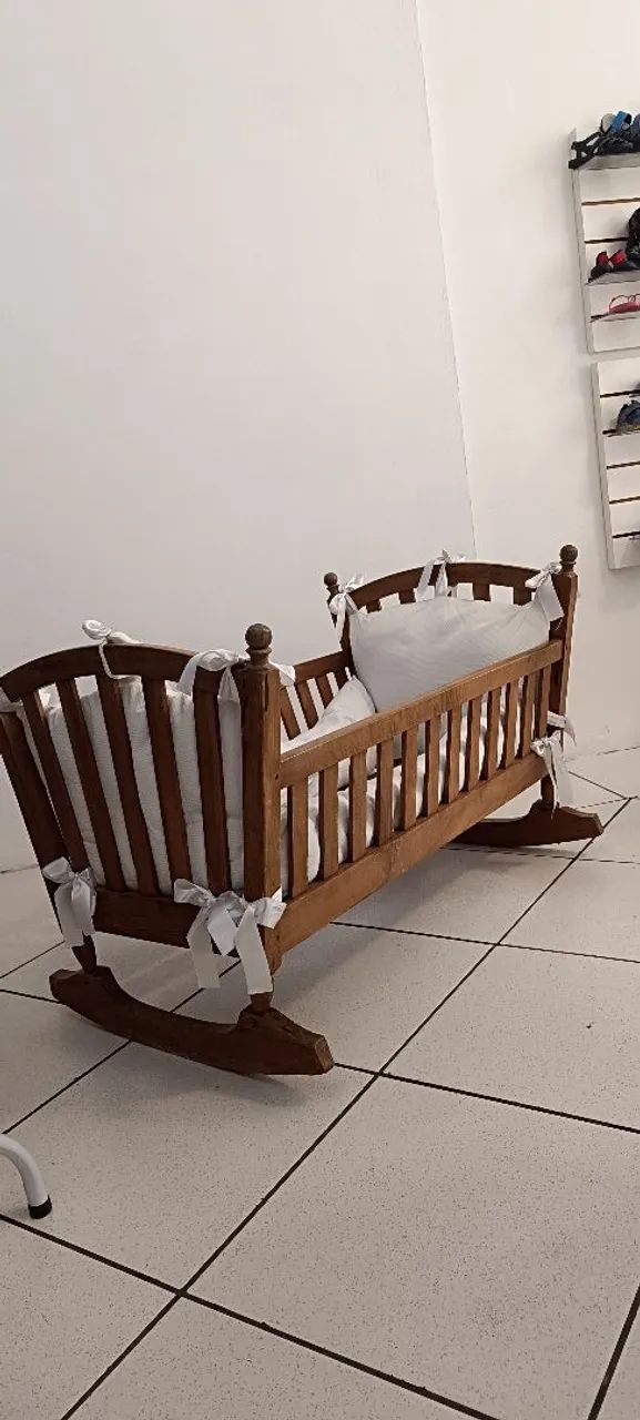 Berço antigo de madeira maciça 65104884309123120