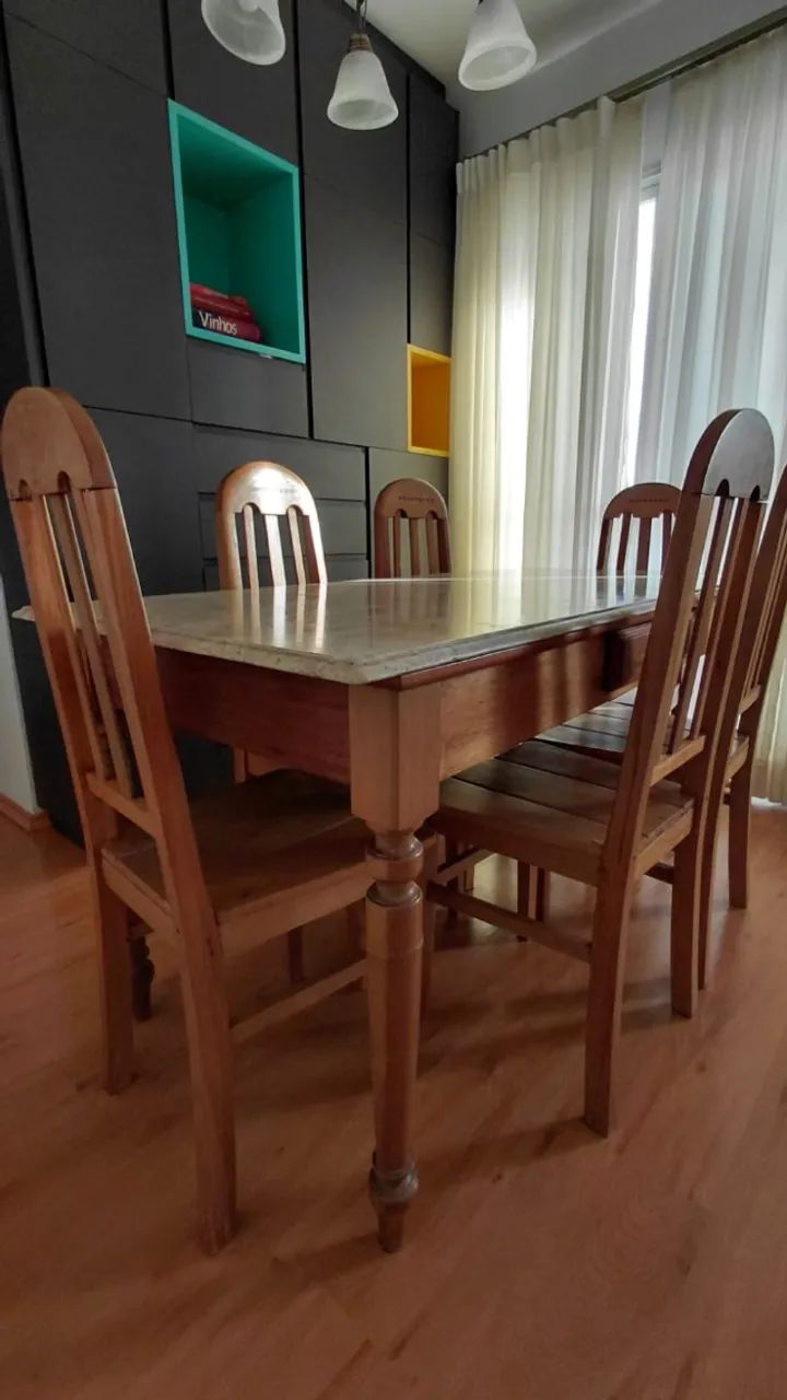 Jogo de MESA DE JANTAR retangular com 6 cadeiras.