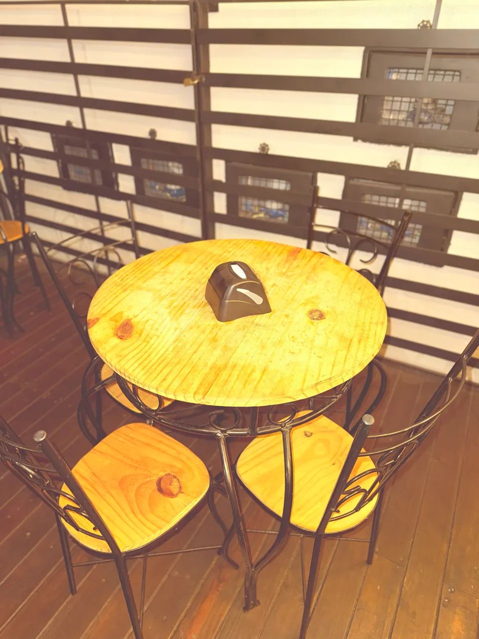 Jogo de mesa com 2 cadeiras 