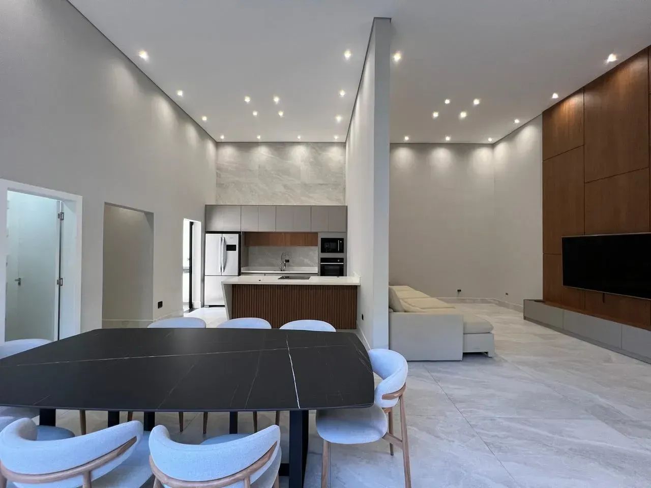 Casa térrea, moderna, mobiliada, com piscina e recém-construída à venda no centro de Guara - Foto 2