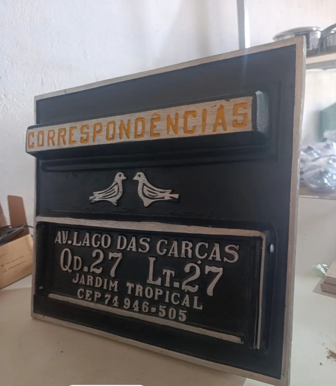 Caixa de correio de alumínio com abertura frontal 