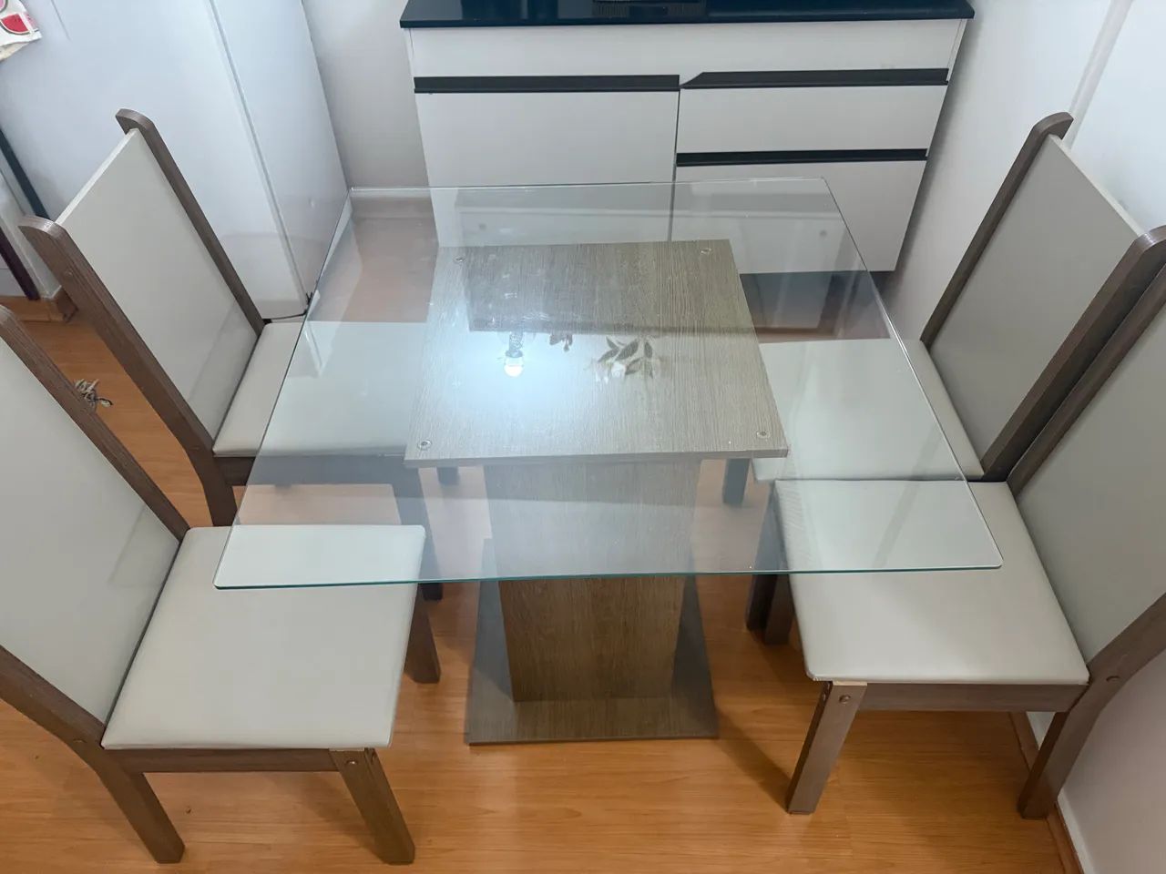 Mesa de vidro com quatro cadeiras  - Foto 2