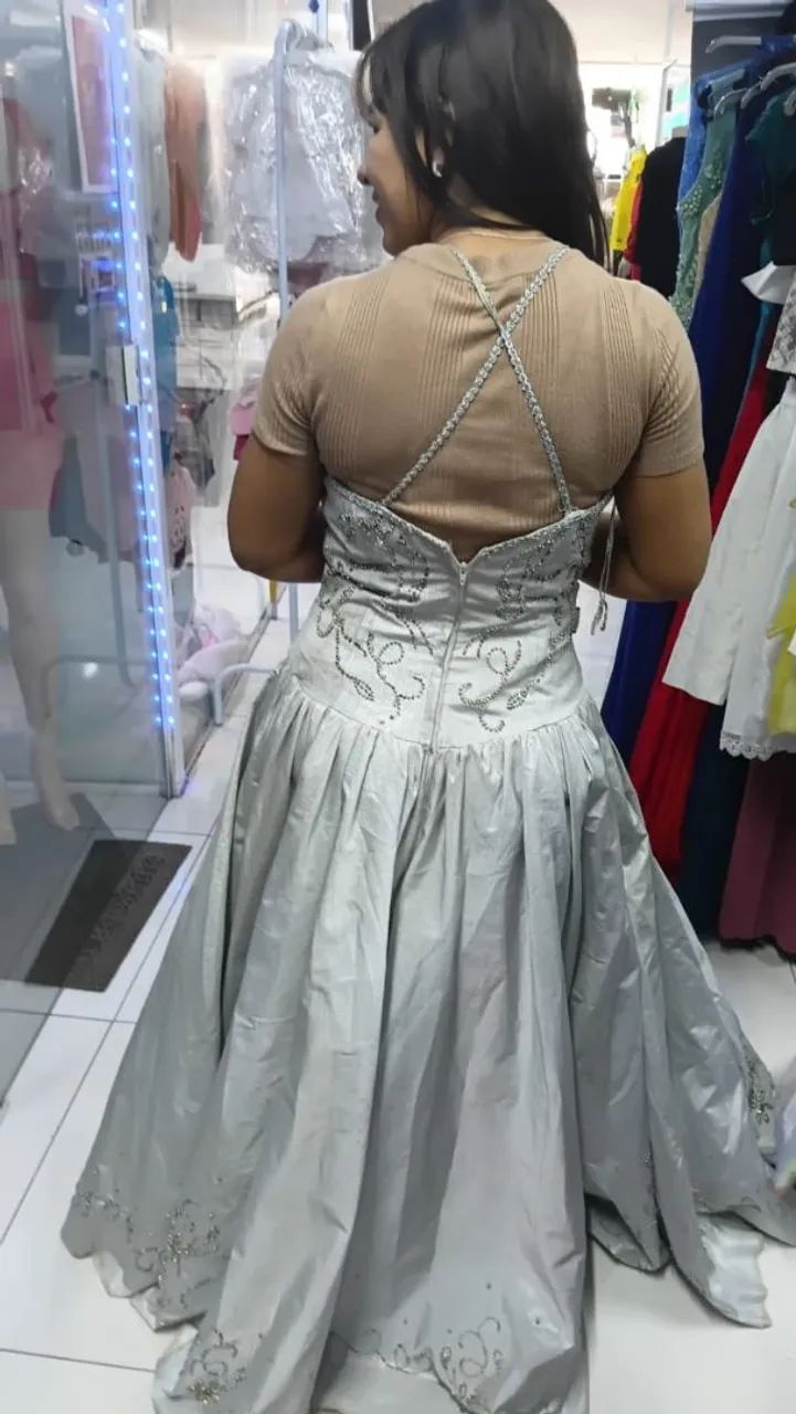 Vestido prateado de luxo com pedrarias  - Foto 4