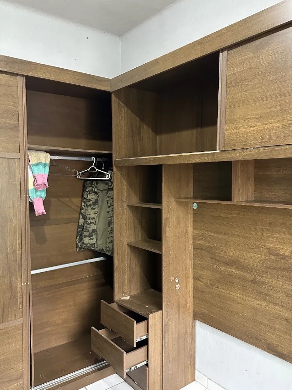 Guarda roupa em madeira e MDF geram móveis 2 paredes - Foto 4