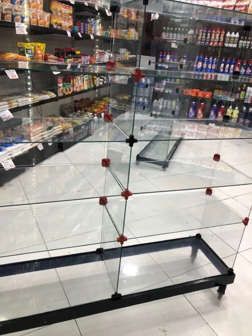 Vitrine prateleira de vidro com rodinhas  - Foto 3