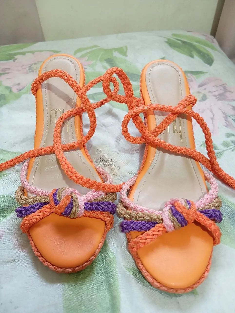 Sandália colorida de amarrar