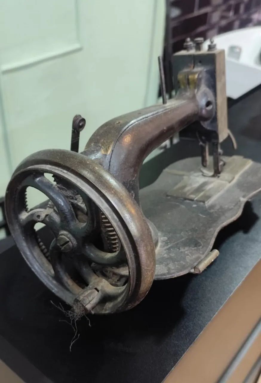 Maquina de costura antiga - Foto 3