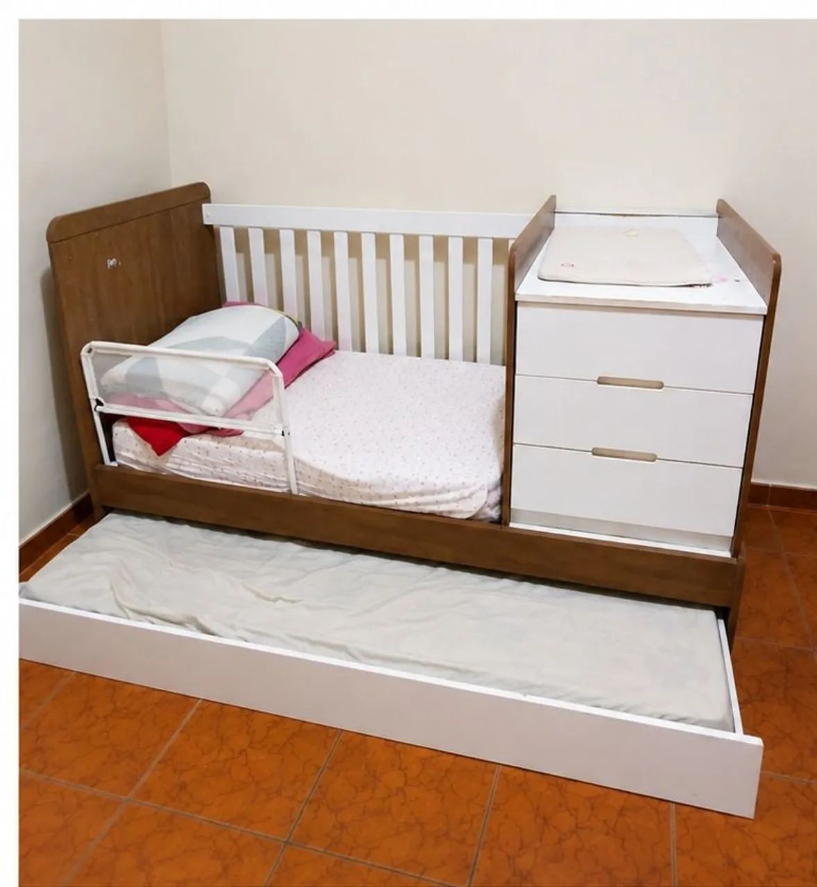 Berço multifuncional  com cômoda, trocador e cama auxiliar 
