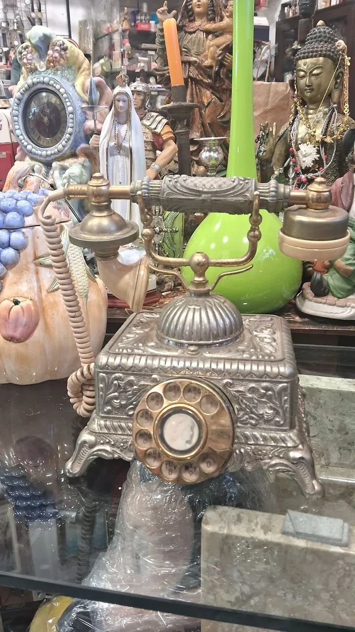 telefone  estilo imperial ou barroco com disco de discagem rotativo e estrutura 