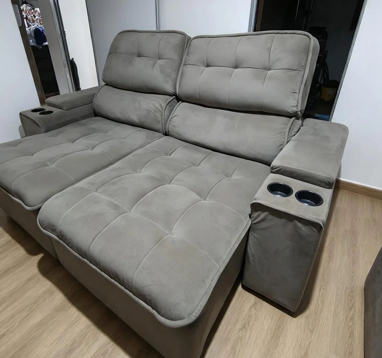 Sofá retrátil reclinável molas ensacadas e com porta copos 