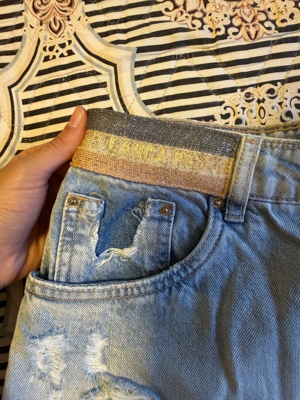 Short Jeans Destroyed com Cós Lurex (Lança Perfume) - Foto 2