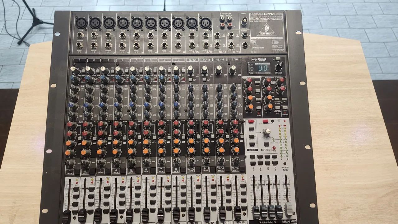 Mesa de Som Behringer Xenyx X2442USB - 24 Canais c/ Efeitos e Interface USB - Foto 4