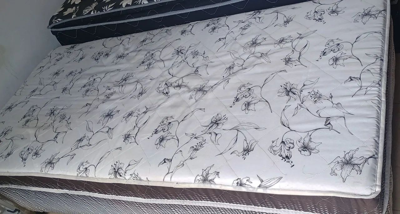 Cama de solteiro conjugada.