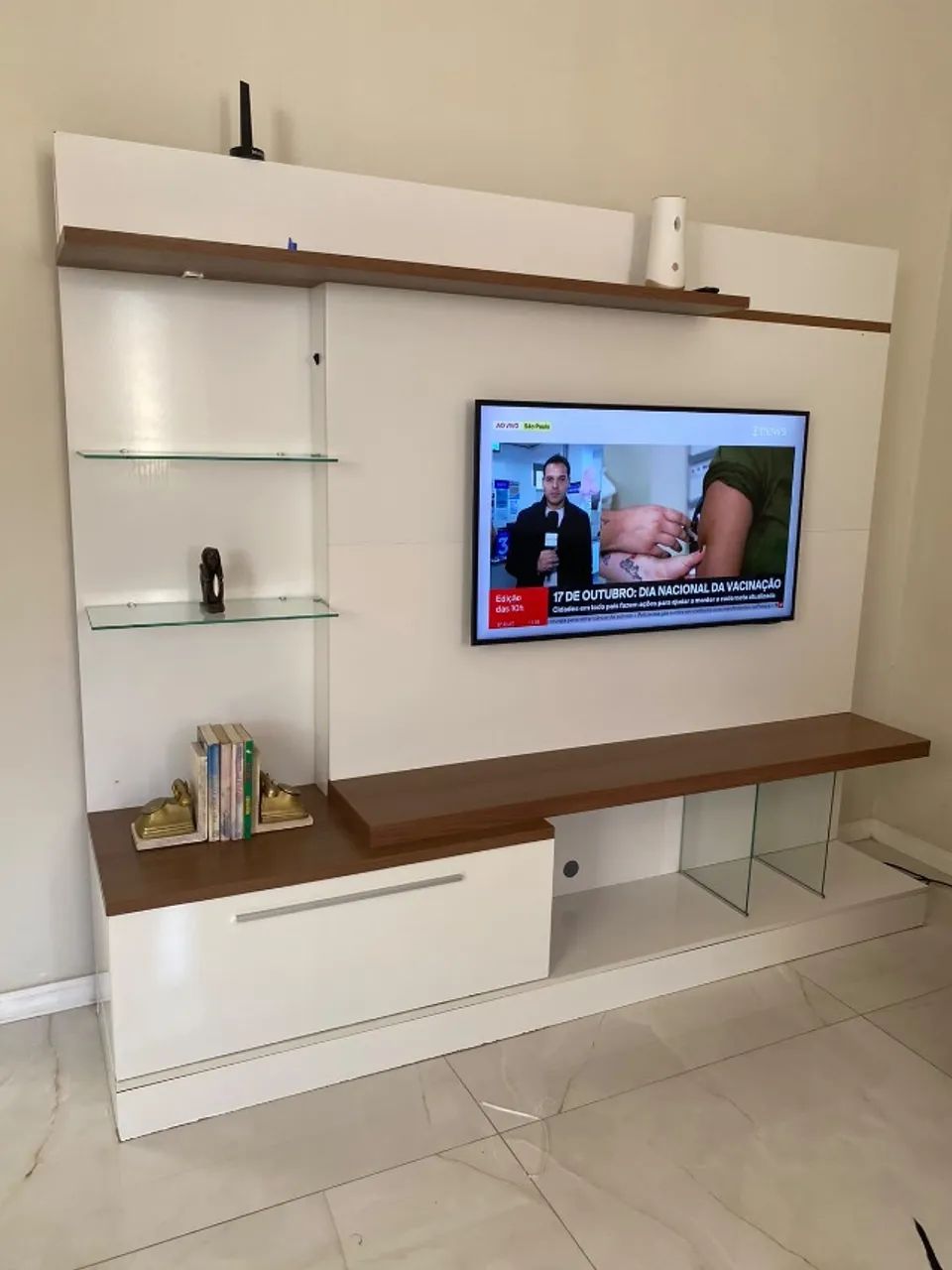 Painel e rack de tv branco 