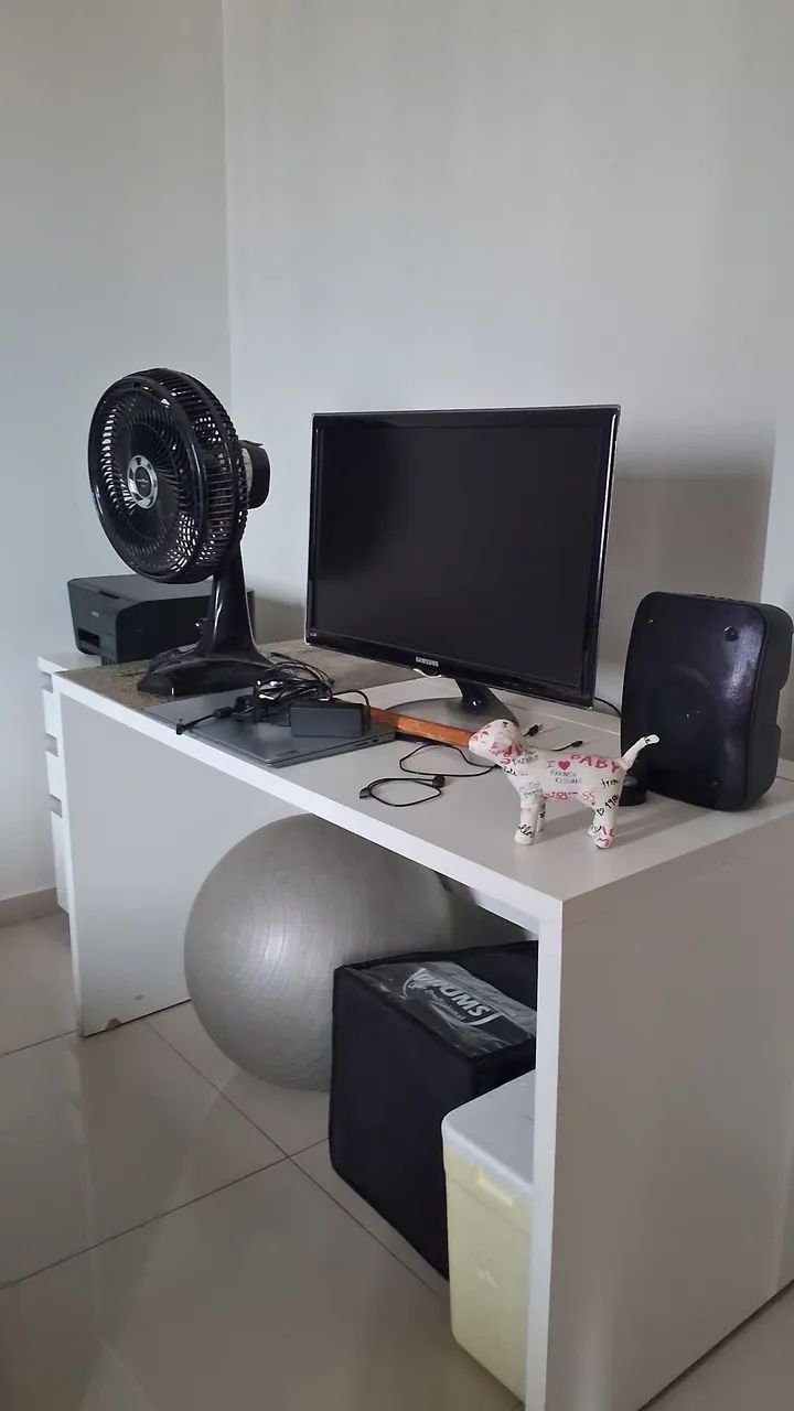 Escrivaninha com gabinete móvel 