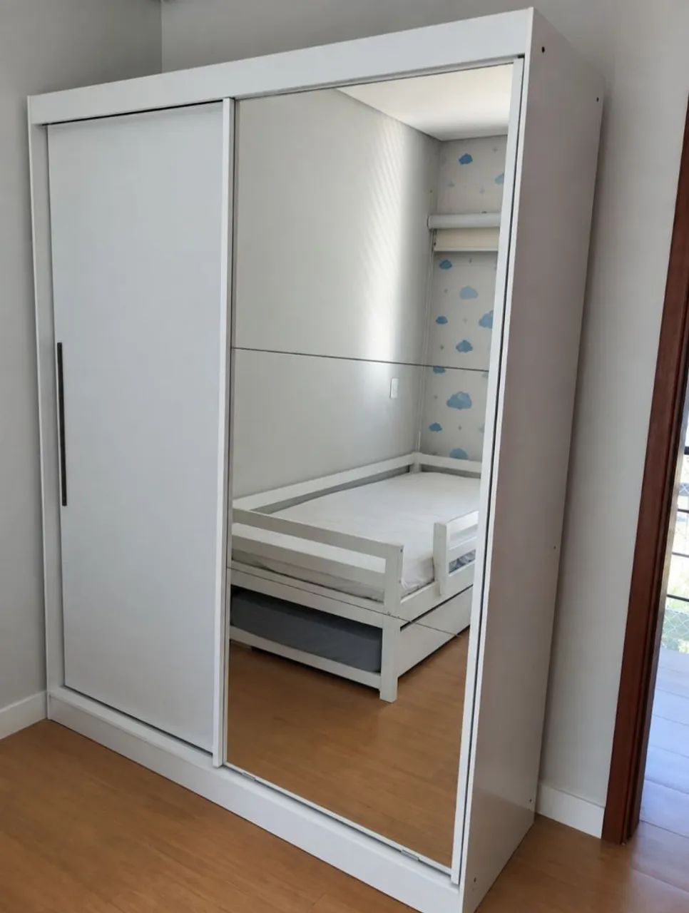 Guarda roupa branco ótimo estado