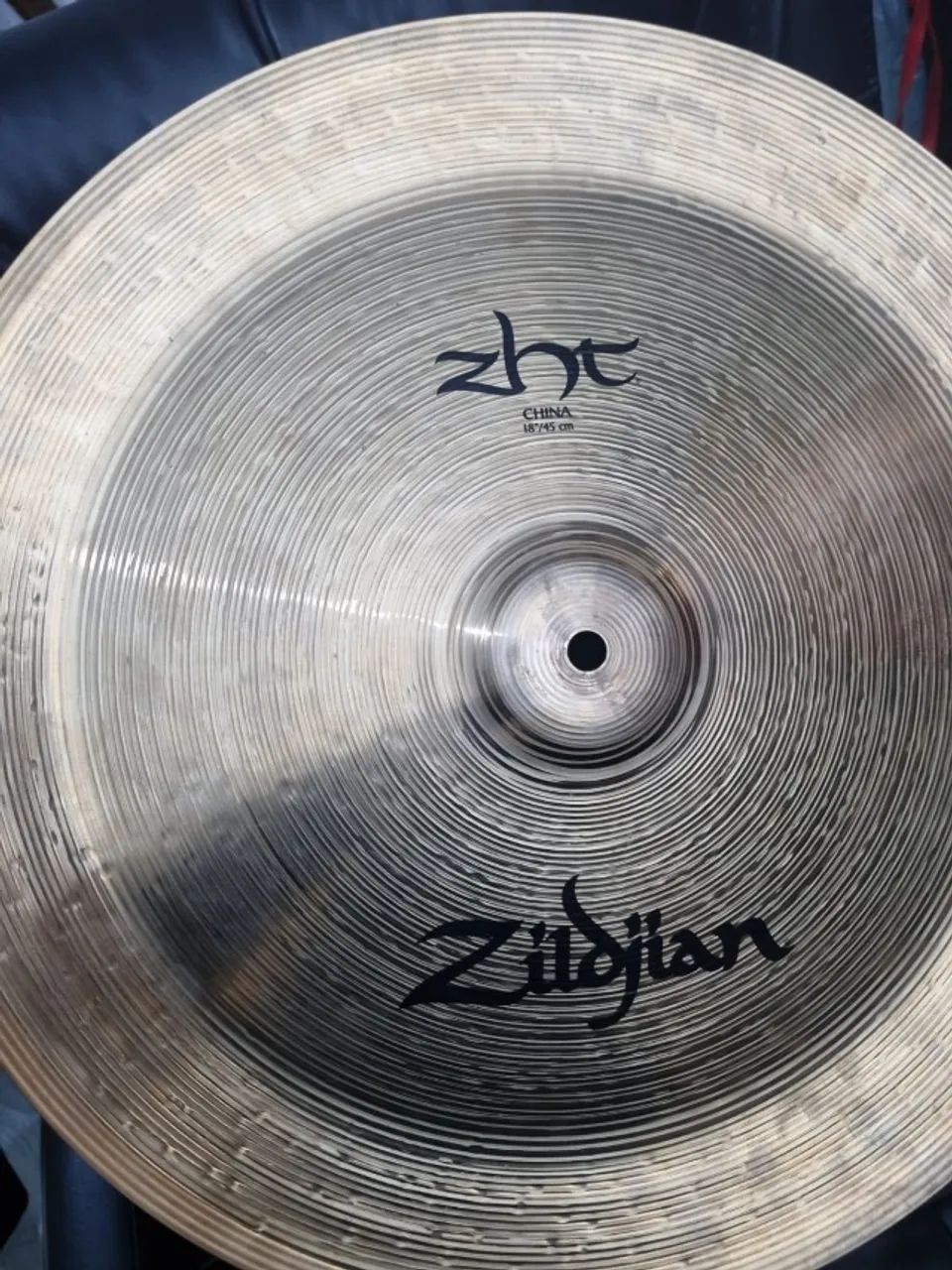 PRATO CHINA ZILDJIAN ZHT 18 POLEGADAS POUCO USO - Foto 5