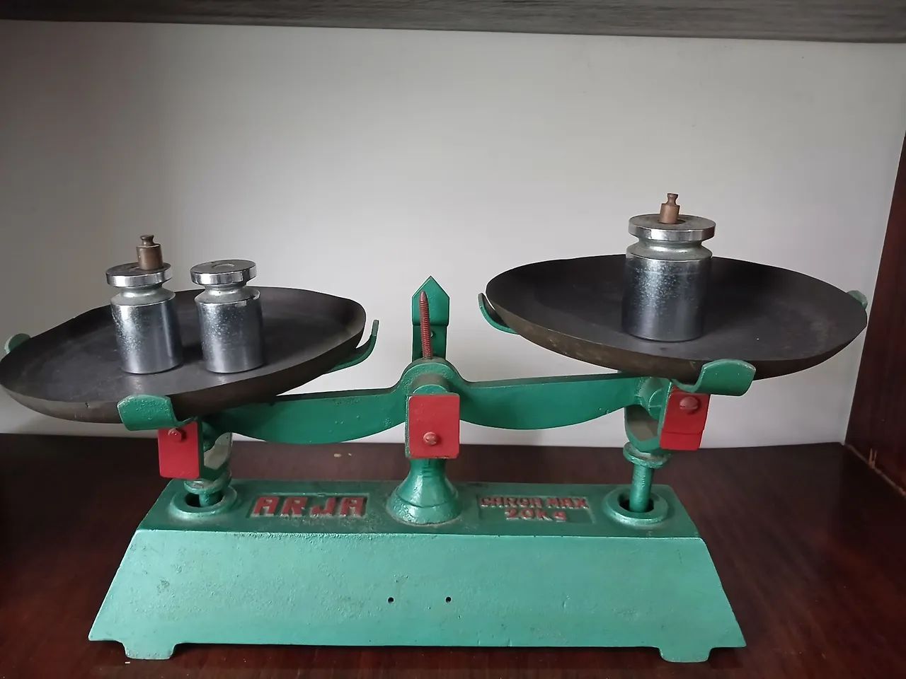 Balança antiga de 2 pratos e 20Kg - Foto 5
