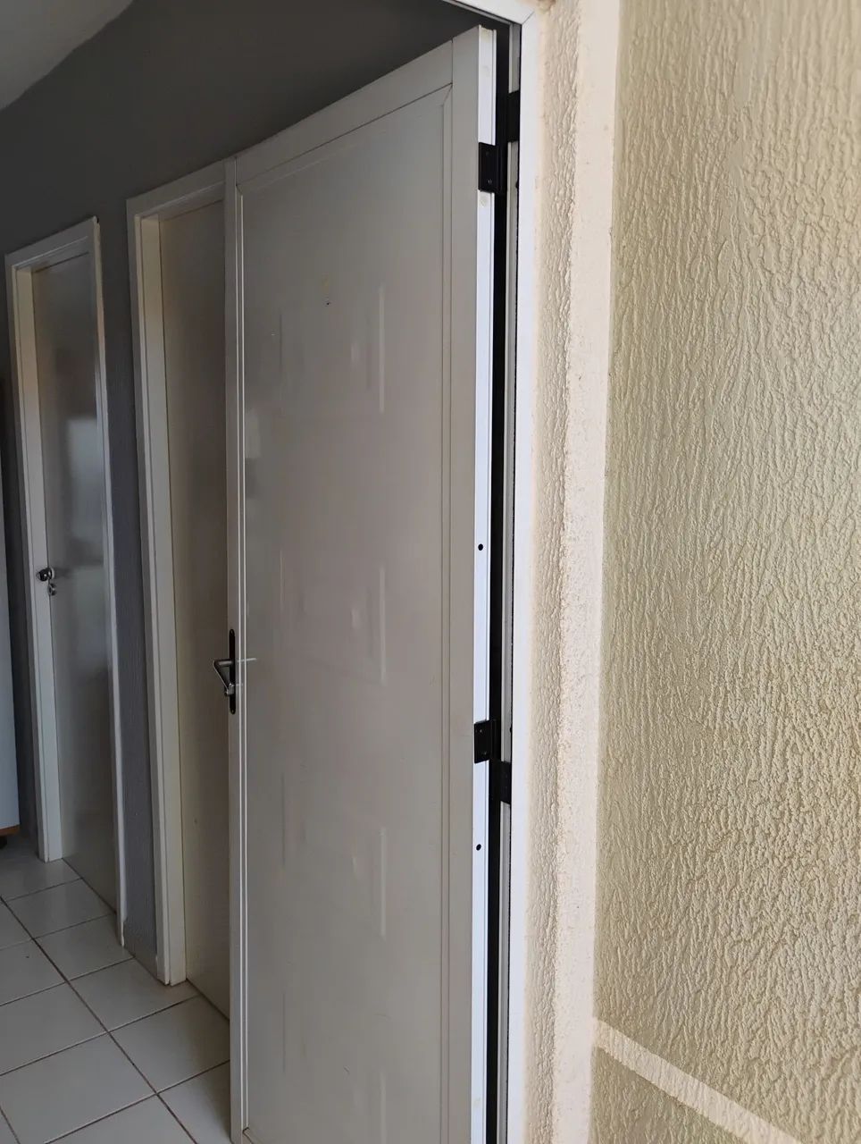 Conserto e Reparos de portas de alumínio e madeira - Foto 3