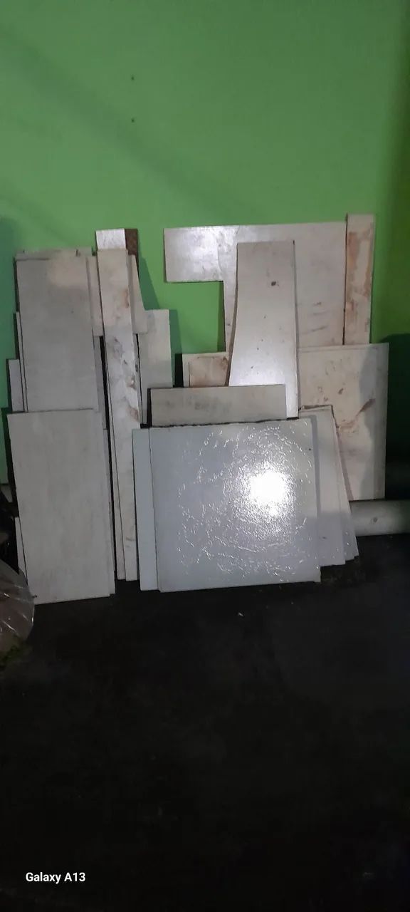 Doação de sobra de material de construção pedaço de cerâmica de vários tamanhos 