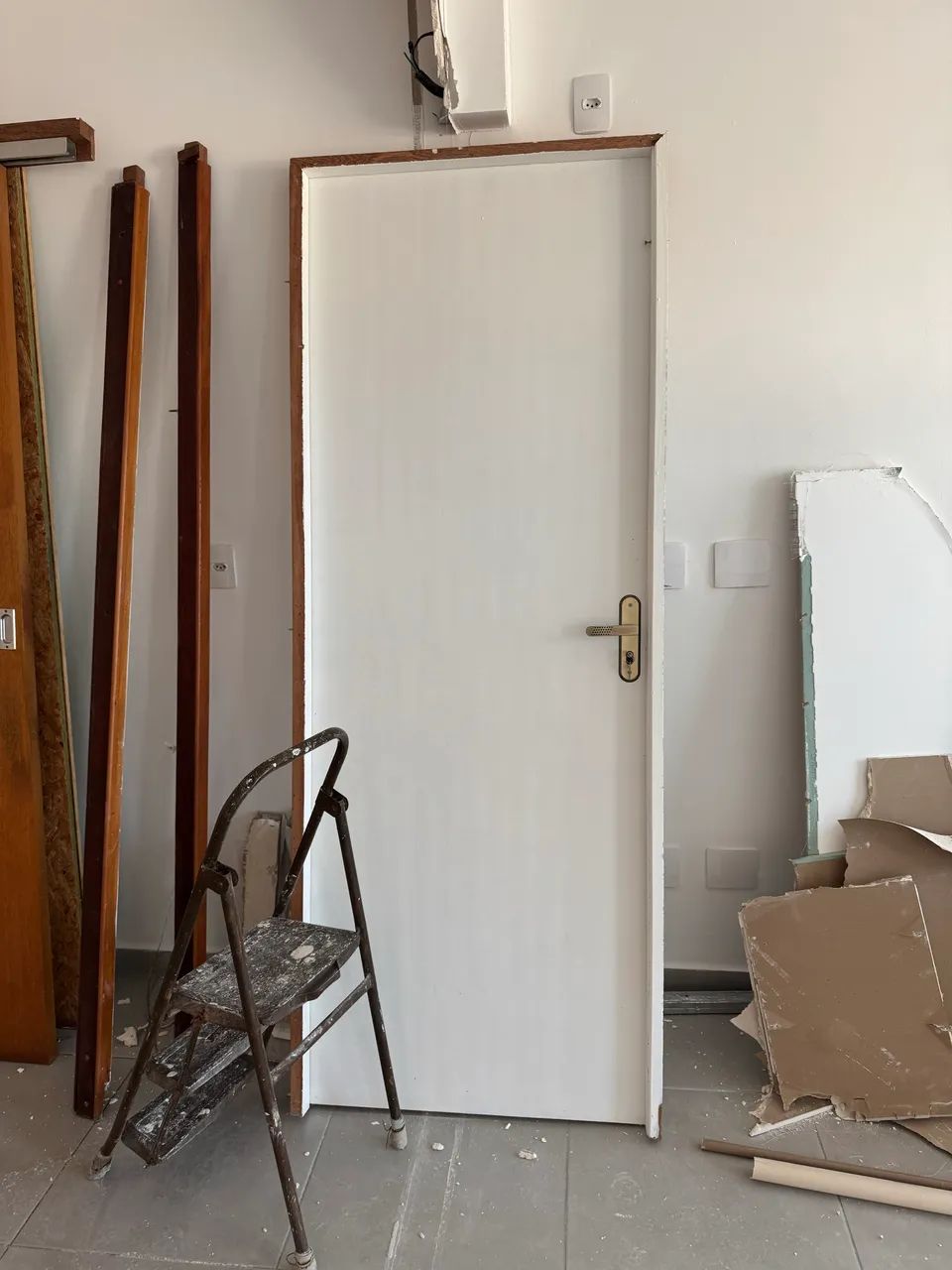 Porta branca de madeira com fechadura 