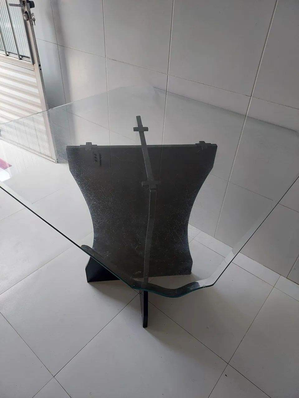 Mesa cozinha tampo de vidro, base granito.